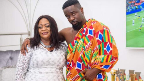 I’ll hook you with 'MOMO'- Sarkodie celebrates his mother’s birthday