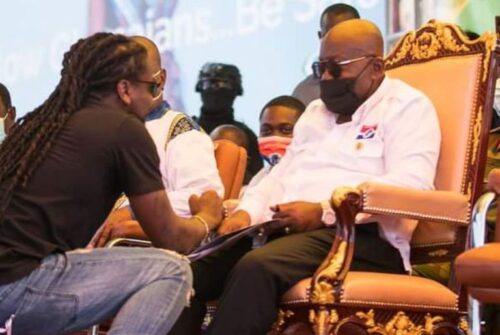 Sorry Bro - Samini Stopped By Bodyguards From Raising Akufo-Addo’s Hand - Video Is Trending