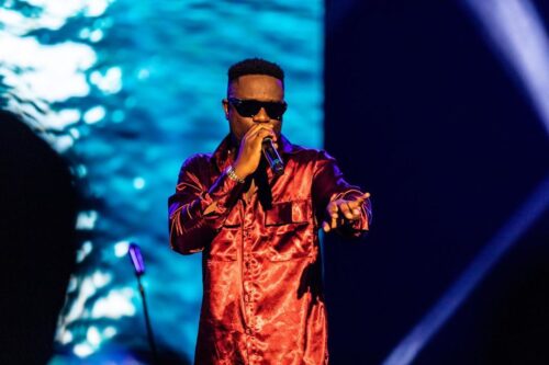 Sarkodie Puts All Those Tagging Him Stingy To Shame As He Sprays Cash On Fans After Performance - Video